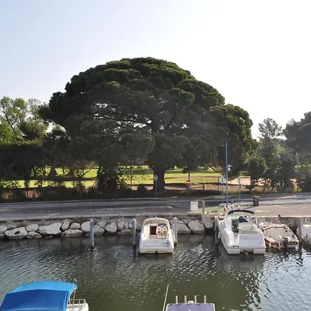 La Nautique *